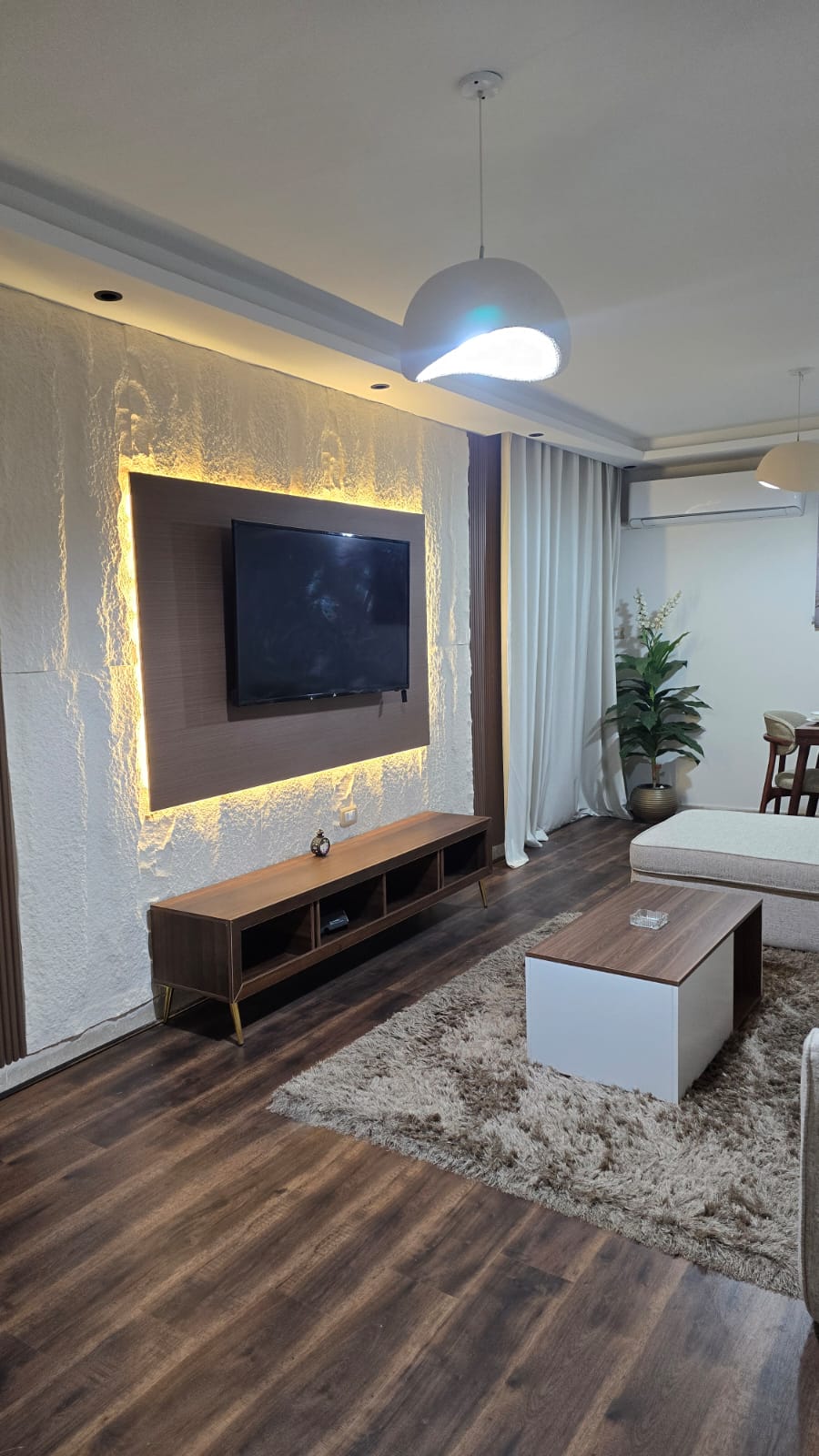 بلكونة مع إطلالة